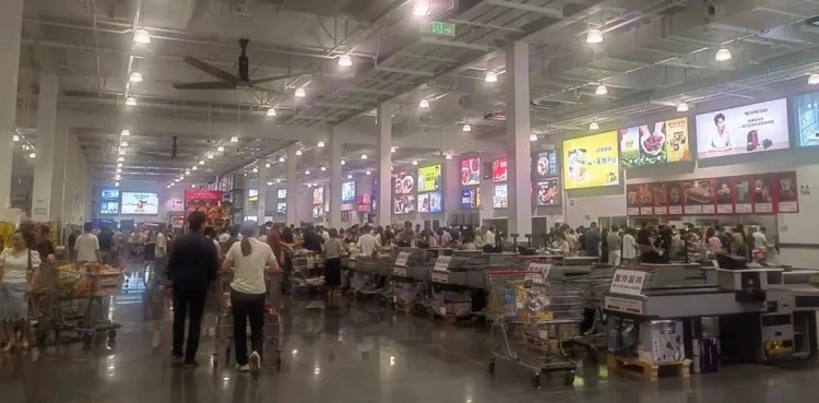 折扣店不只是搶傳統(tǒng)零售商的生意，還會(huì)搶品牌商的生意